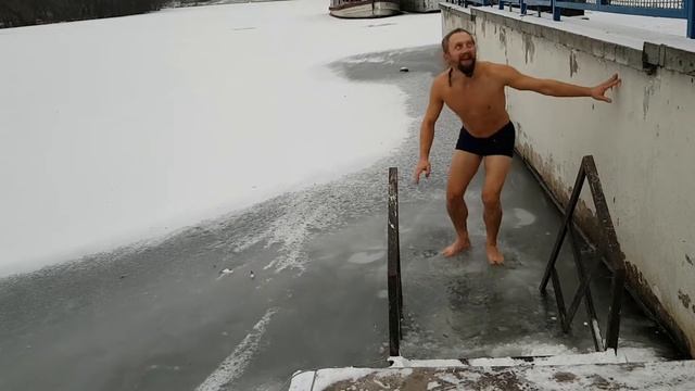 Моржам в Минске запрещают купаться под предлогом вызова милиции смотреть онлайн