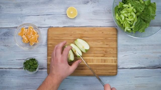 Теплый салат с морскими гребешками и мандаринами