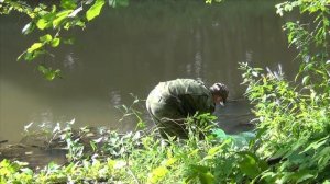 Клёвая рыбалка на поплавок на малой реке летом! Красота!