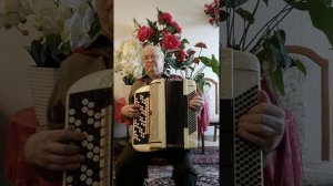 Твой терпкий запах от шанель.