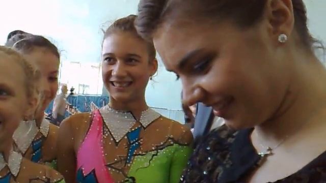 алина кабаева раздает автографы 04102008557 смотреть онлайн