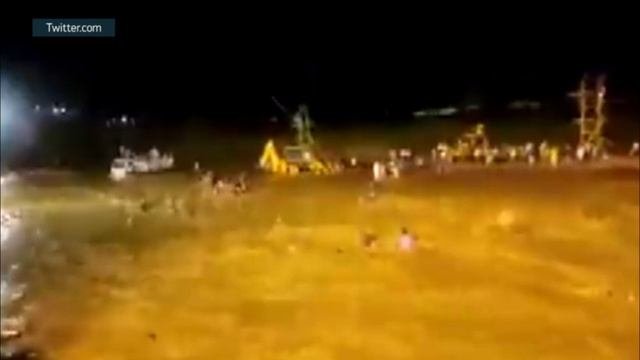 В Индии во время религиозного ритуала людей смыло мощным потоком воды