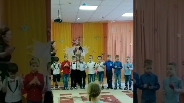 Детки поздравляют своих мам и бабушек смотреть онлайн