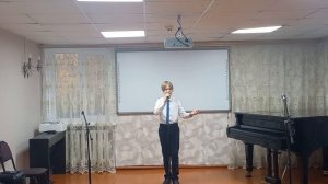 Сержантов Илья исполняет песню «Оглянись вокруг»