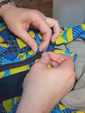 Ремонт молнии на детском комбинезоне.