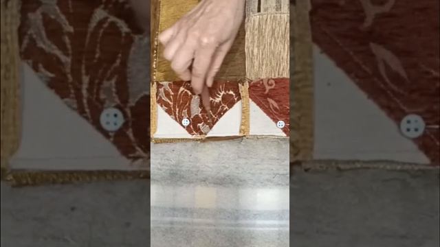 Ковер из обрезков мебельной ткани.