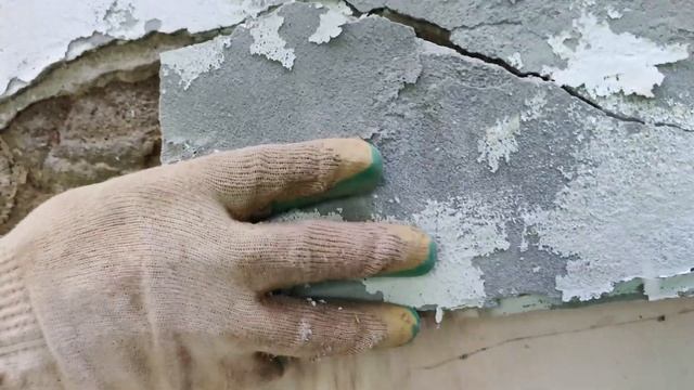 Демонтаж слабой штукатурки с фасадов дома, подготовка основания к штукатурке по маячкам, тепляки