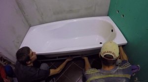 Измучались с ванной,не можем установить.Начали класть плитку