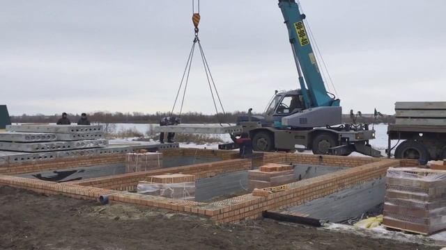 Строительство коттеджей в Омске. Монтаж плит перекрытия. смотреть онлайн