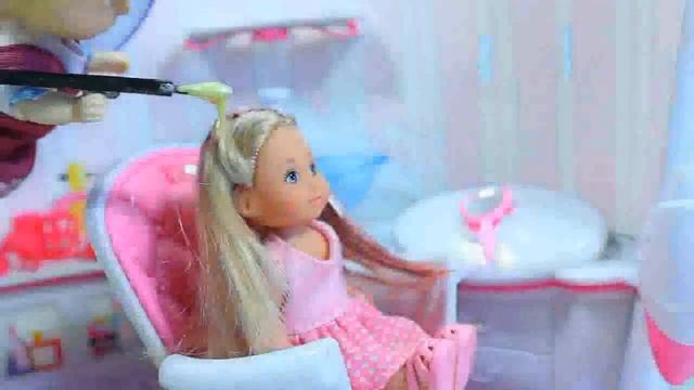 Наводим красоту .Маша красит волосы Repka TV Salon Barbie . Mary dyes her hair смотреть онлайн