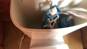 Уличный туалет с унитазом из отходов.