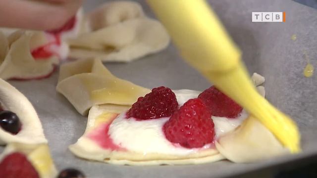 Слойки со сладкой начинкой. Короткий рецепт