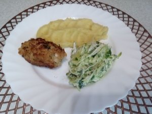 Куриные котлеты с творогом и сыром.Салат из зелёной редьки с огурцом.