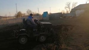 Расталкиваю перегной на огороде.