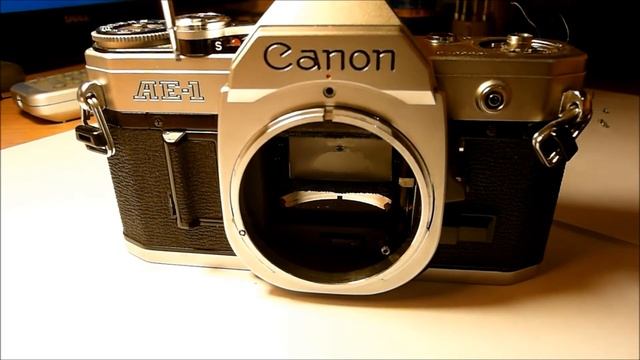 Снятие верхней крышки фотоаппарата Canon AE-1 с байонетом FD смотреть онлайн