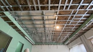 Сборка каркаса и шумоизоляция потолка Кнауф П112