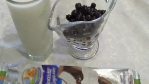 Молочный коктейль с чёрной смородиной
