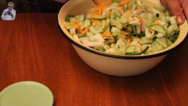 Салат из свежих огурцов с луком и морковью.Заготовка на зиму. смотреть онлайн