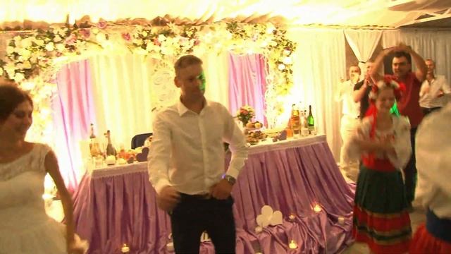 подарок молодоженам от отца невесты (podarok molodozhenam ot ottsa nevestyi) смотреть онлайн