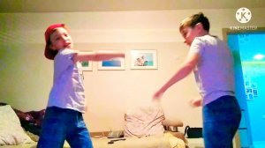 наступил на ногу