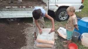 Вскрываем мешок цемента