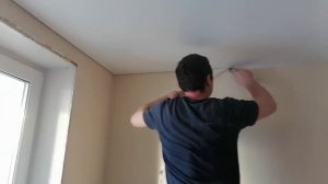 Монтаж вставки натяжного потолка при помощи ролика и монтажных ходуль.