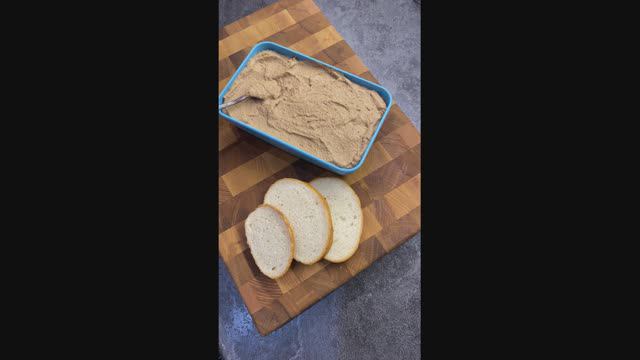 Паштет из куриной печени. Очень нежный и вкусный.