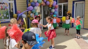Танец детей средней группы на "День защиты детей"