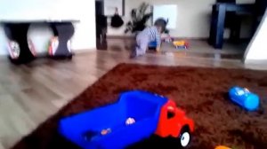 Мусоровоз игрушечный. Игрушка для мальчиков. Видео для детей.