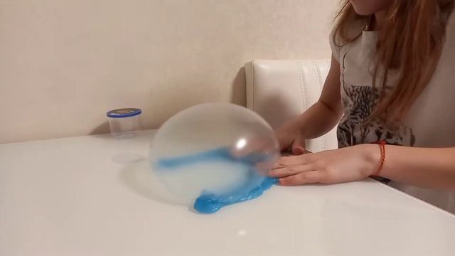 Играю со слаймом. Лизун светящиеся в темноте.