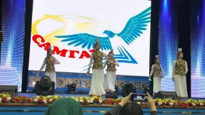 Уйгурский танец с чашками на голове