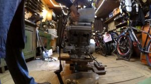 Как выкрутить из свечного колодца застрявший шланг компрессометра