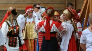 Разбросала косы русые берёза