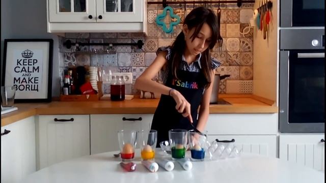 Как покрасить яйца полосками на Пасху. Дети готовят еду сами без родителей. смотреть онлайн