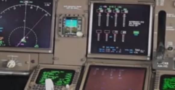 Лайнер Боинг 747 Красивый взлет. Взлет большого самолета с видом из кабины пилота