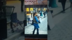 девочка играет на скрипке