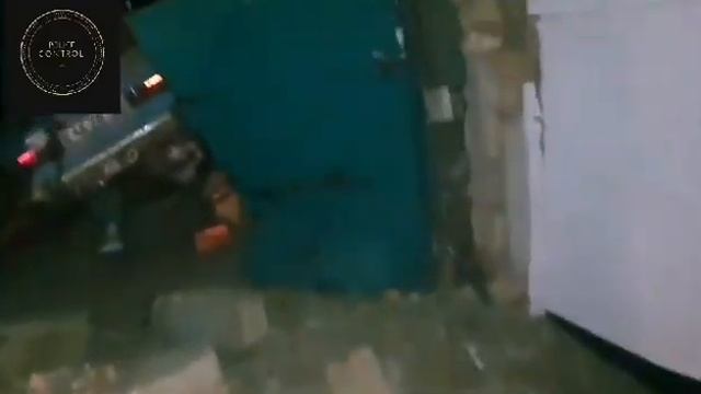 В Николаеве «ВАЗ» проломил металлические ворота гаража и залетел внутрь смотреть онлайн