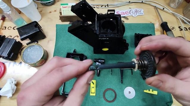 Техническое обслуживание заваривающего устройства кофемашины SAECO, Philips. смотреть онлайн