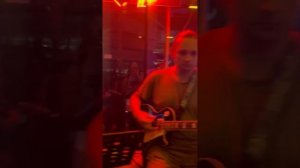 Аккомпанирую вокалу на гитаре и ножном тамбурине