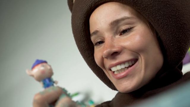 Маленькая Вера и Медведь играют в Jelly Buff