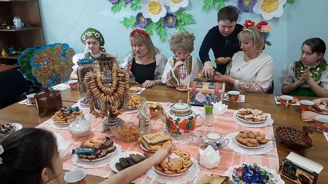 "У самовара с домовенком Кузей."