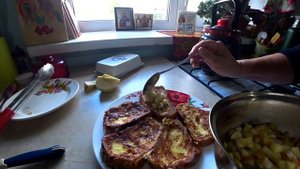 ВЗЯЛА СУХОЙ БАТОН МОЛОКО И ЯЙЦА С САХАРОМ!