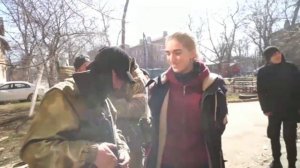 Жители Мариуполя встречают русских военных! Трогательное видео.