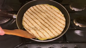 Рулет из лаваша с начинкой на сковороде с ветчиной, с сыром и с яйцом