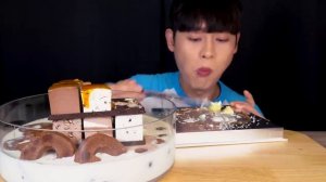 ASMR 몽실몽실 딸기모찌와 대왕복숭아케이크 초코아이스크림에 우유 부어 먹방_! Peach cake With Chocolate Ice Cream