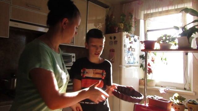 ДЕЛАЕМ ШАРЛОТКУ С ПОЛИНОЙ \ ПРИЕХАЛА КНИЖКА смотреть онлайн