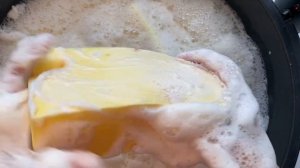 АСМР Засохшая мыльная пена (много пены и губки). ASMR Dried soap foam (a lot of foam and sponge).