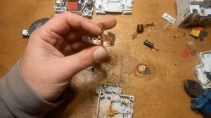 Автоматический выключатель. Выкинуть или разобрать.