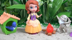 София прекрасная испугалась шуму в лесу. Мультик из игрушек.