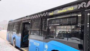 Автобус НефАЗ-5299-40-52 следует по маршруту м1 ”ул. Кравченко - Больница РЖД”